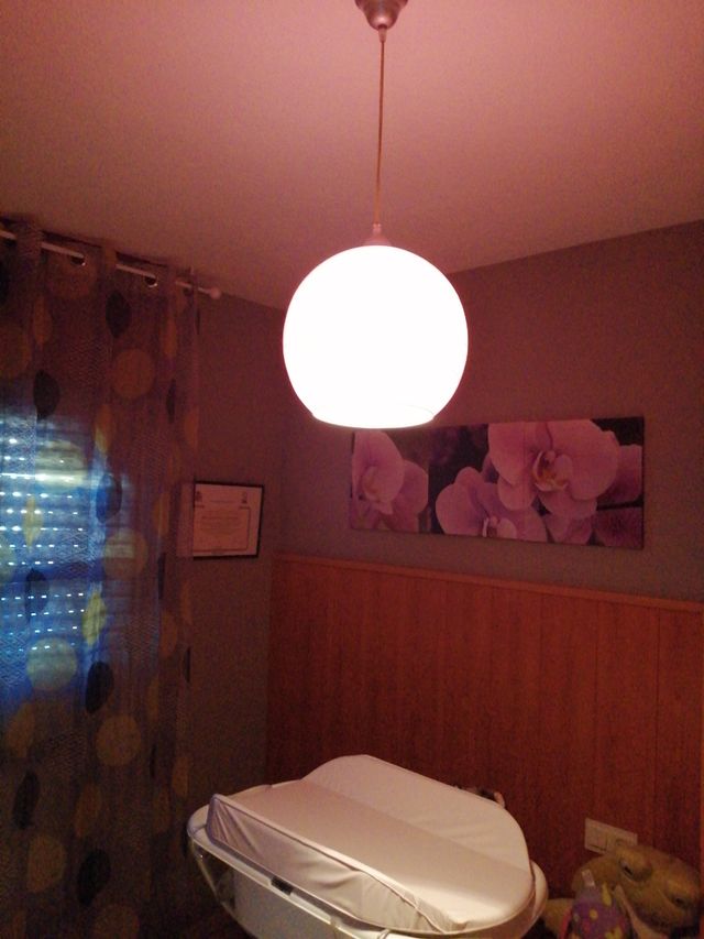 Lámpara dormitorio morada cristal