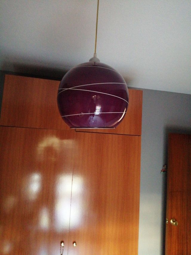 Lámpara dormitorio morada cristal