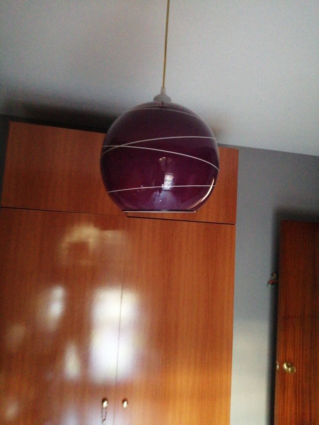 Lámpara dormitorio morada cristal