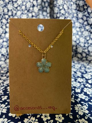 Colgante flor azul con cadena