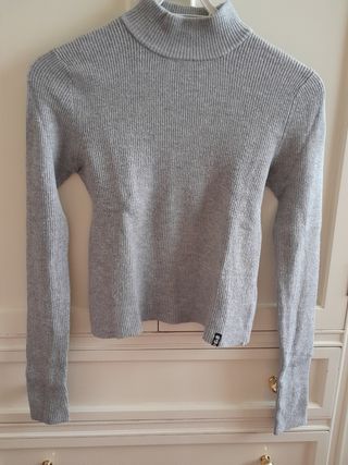 Jersey ajustado gris. Pull&Bear  S
