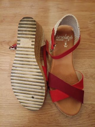 Sandalia con cuña de esparto y plantilla de piel.