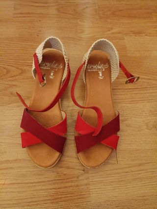 Sandalia con cuña de esparto y plantilla de piel.