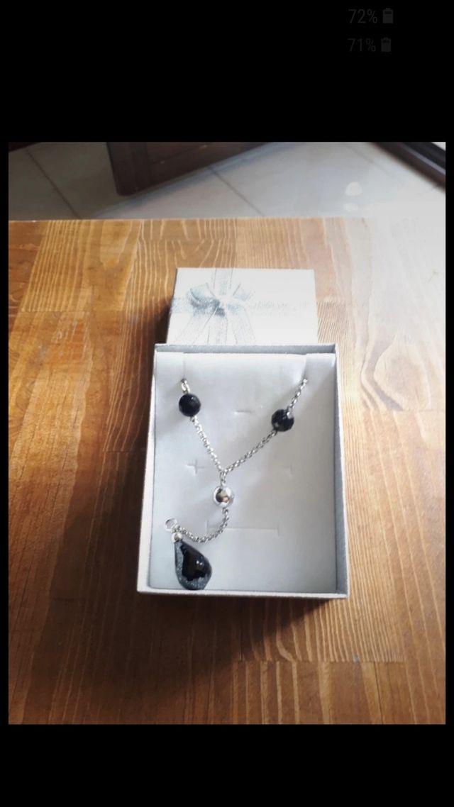 Collana color argento con ciondolo con pietra nera