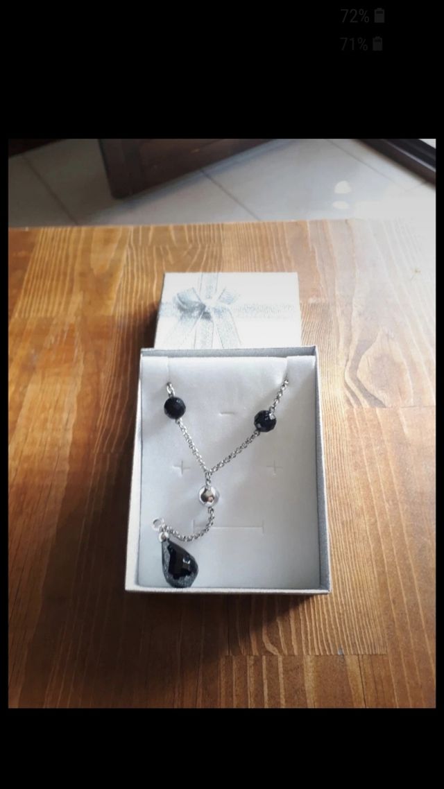 Collana color argento con ciondolo con pietra nera