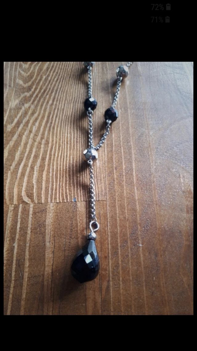 Collana color argento con ciondolo con pietra nera