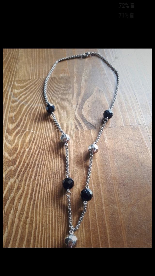 Collana color argento con ciondolo con pietra nera