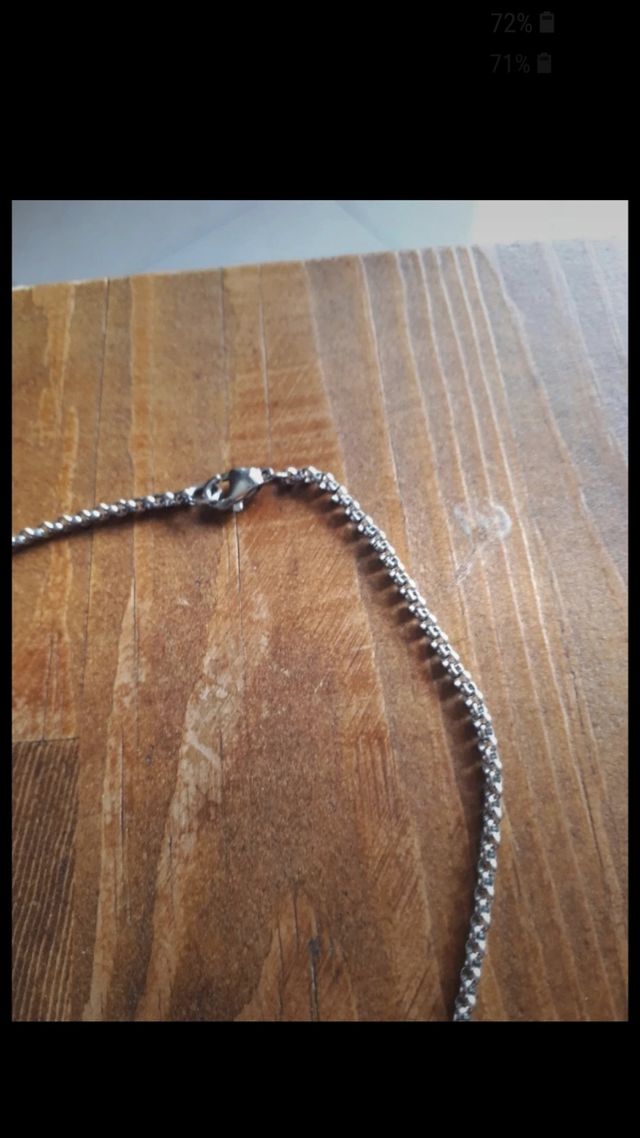 Collana color argento con ciondolo con pietra nera