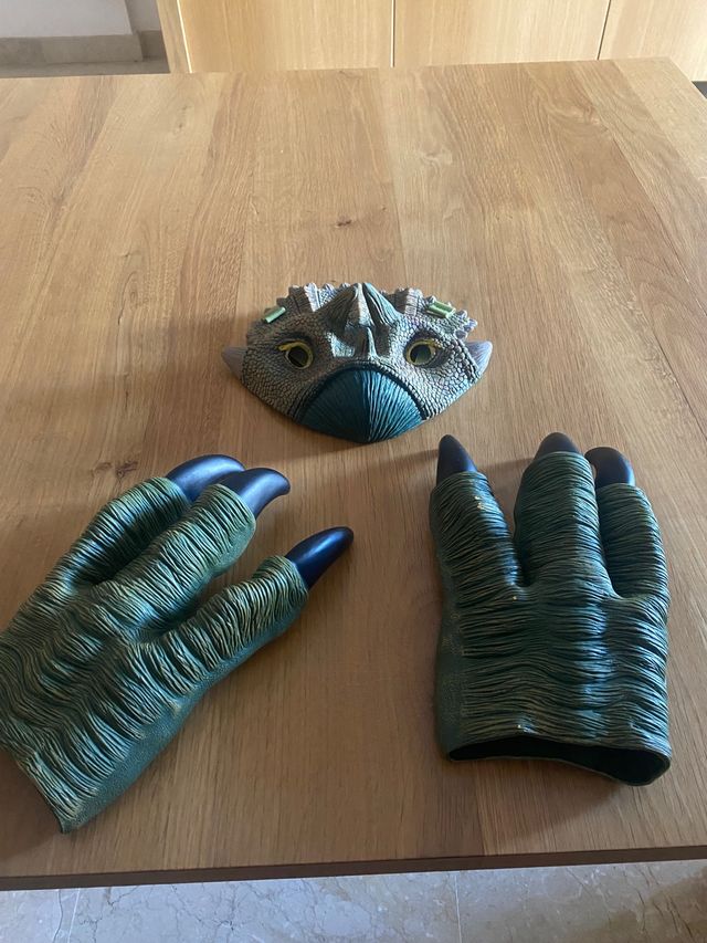 Careta y garras de dinosaurio 