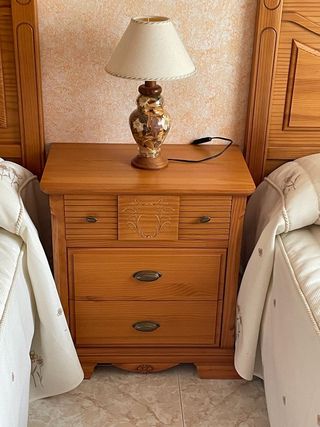 dormitorio pino 2camas, mesilla, sinfonier,lampara