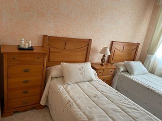 dormitorio pino 2camas, mesilla, sinfonier,lampara