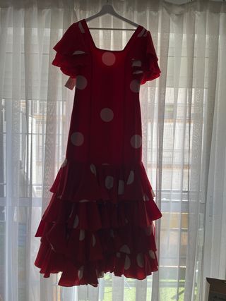 Traje de flamenca rojo lunares blancoy mantoncilo