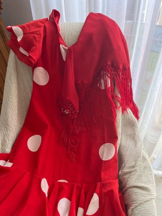 Traje de flamenca rojo lunares blancoy mantoncilo