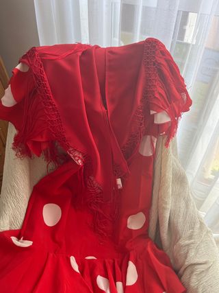 Traje de flamenca rojo lunares blancoy mantoncilo