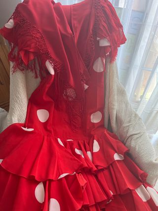 Traje de flamenca rojo lunares blancoy mantoncilo