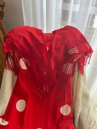 Traje de flamenca rojo lunares blancoy mantoncilo