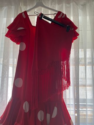 Traje de flamenca rojo lunares blancoy mantoncilo