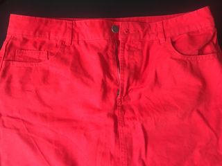 Falda corta vaquera roja. Talla L