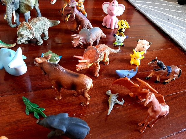Animales, dinosaurios y algún Pokémon de juguete 