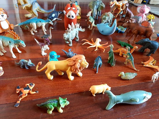 Animales, dinosaurios y algún Pokémon de juguete 