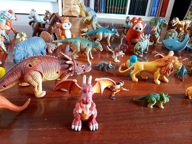 Animales, dinosaurios y algún Pokémon de juguete 
