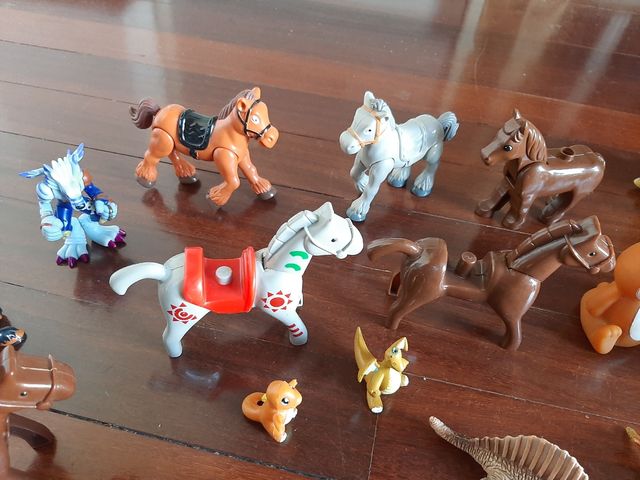 Animales, dinosaurios y algún Pokémon de juguete 