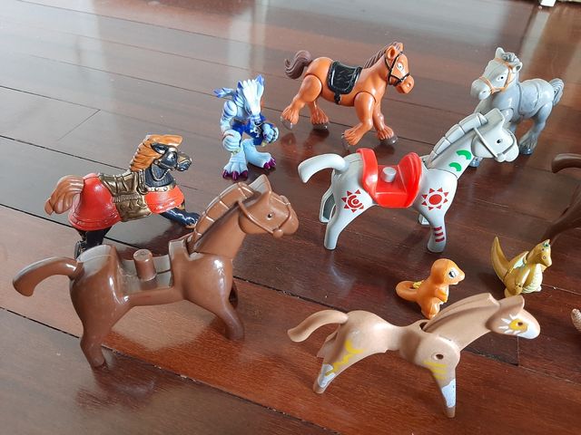Animales, dinosaurios y algún Pokémon de juguete 