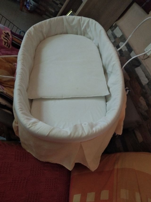 Ropa y colchón para Moisés