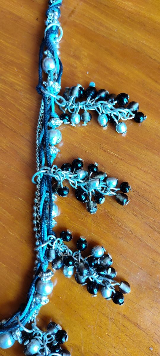 Collar plateado, negro y gris