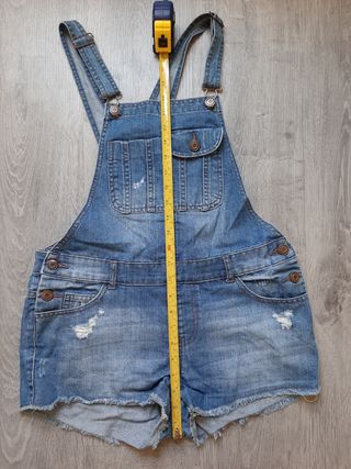 Peto vaquero corto. talla 36 Bershka