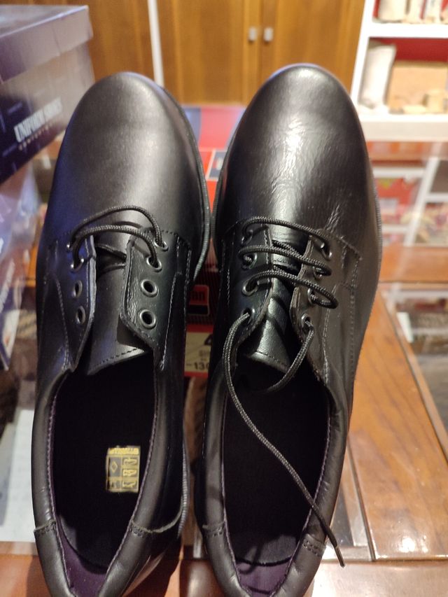 Zapatos de caballero de piel, a estrenar.