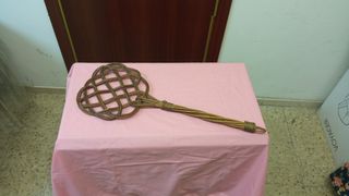 Sacudidor de mimbre antiguo