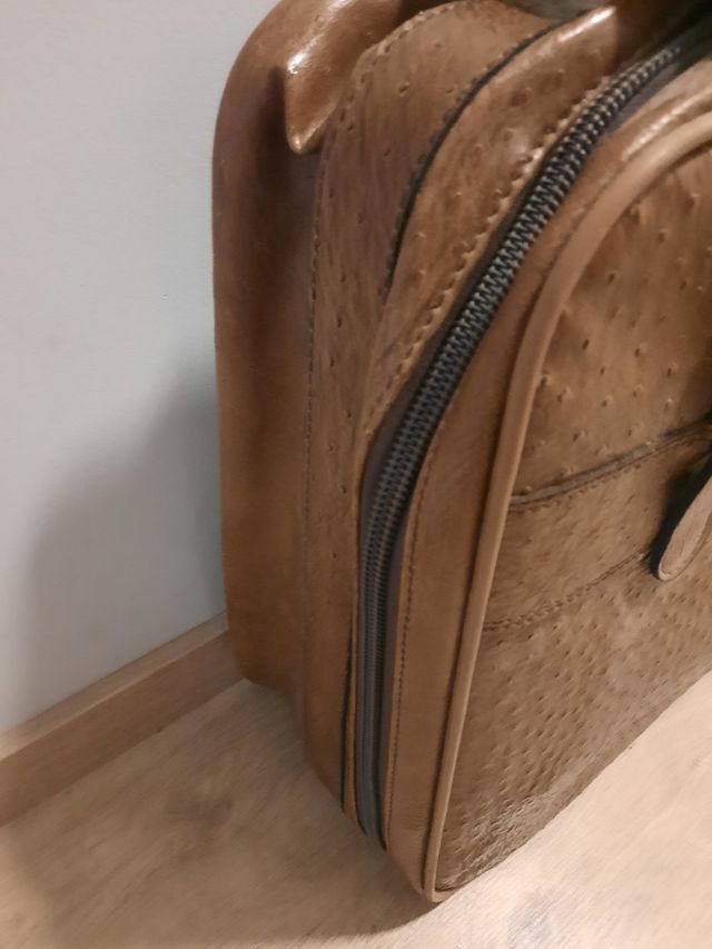 Maleta de piel estilo retro color beige