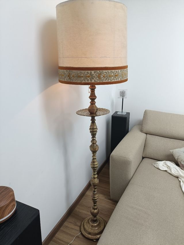 lámpara de pie de bronce