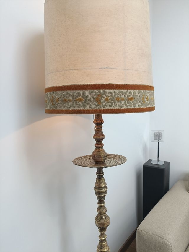 lámpara de pie de bronce