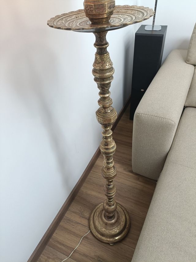 lámpara de pie de bronce