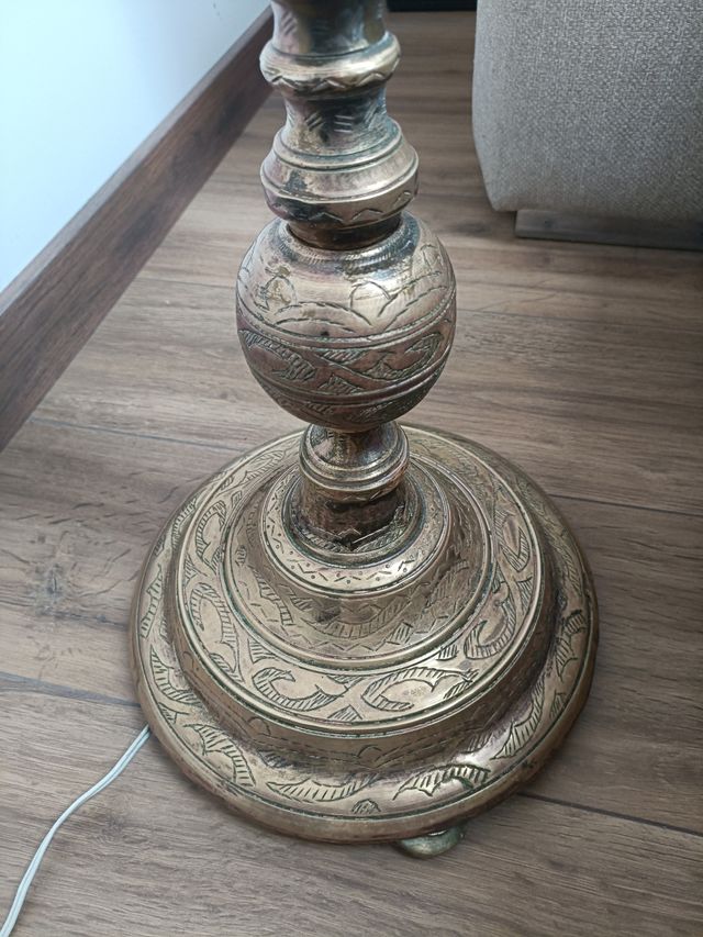 lámpara de pie de bronce