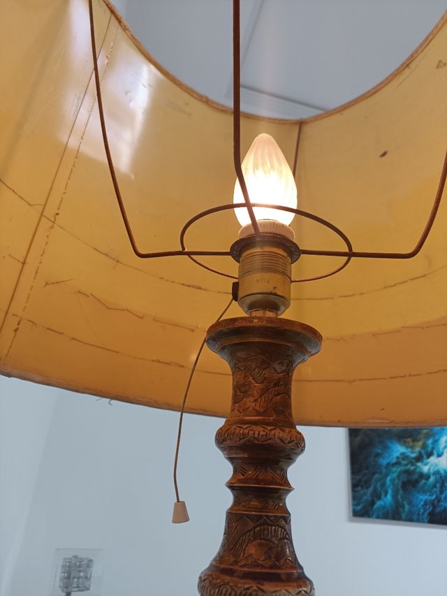 lámpara de pie de bronce