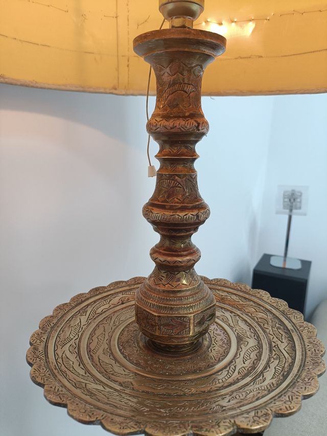 lámpara de pie de bronce