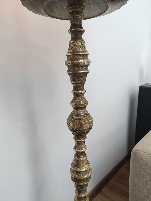lámpara de pie de bronce