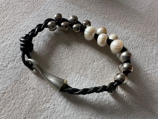 Pulsera cuero con perlas