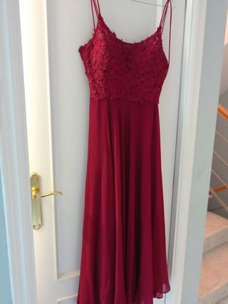 vestido de fiesta rojo vino-granate.