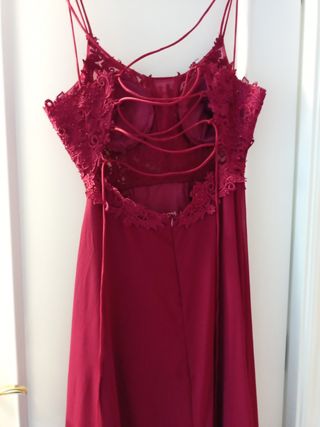 vestido de fiesta rojo vino-granate.
