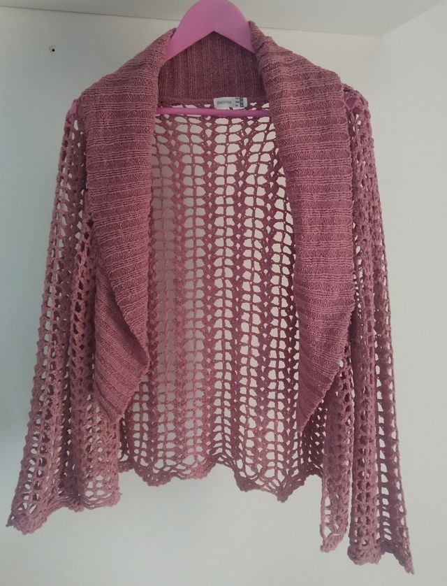 Cardigan calado de punto fino.De Bershka.