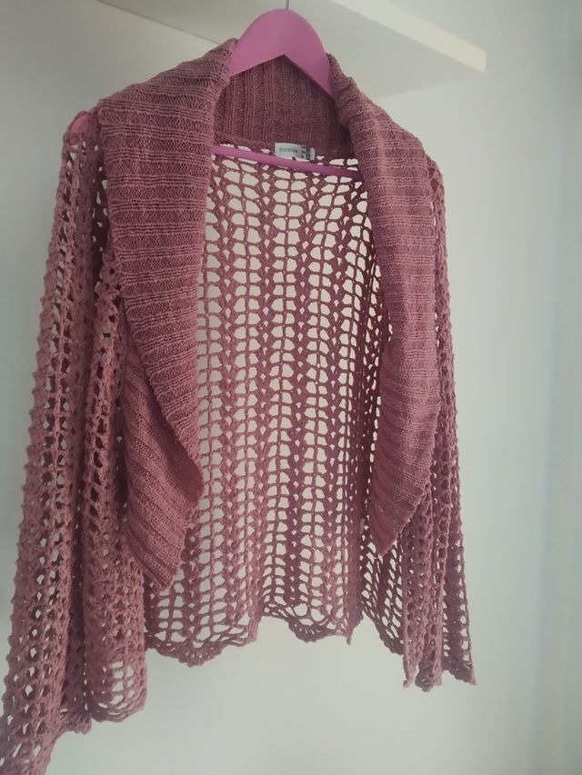 Cardigan calado de punto fino.De Bershka.