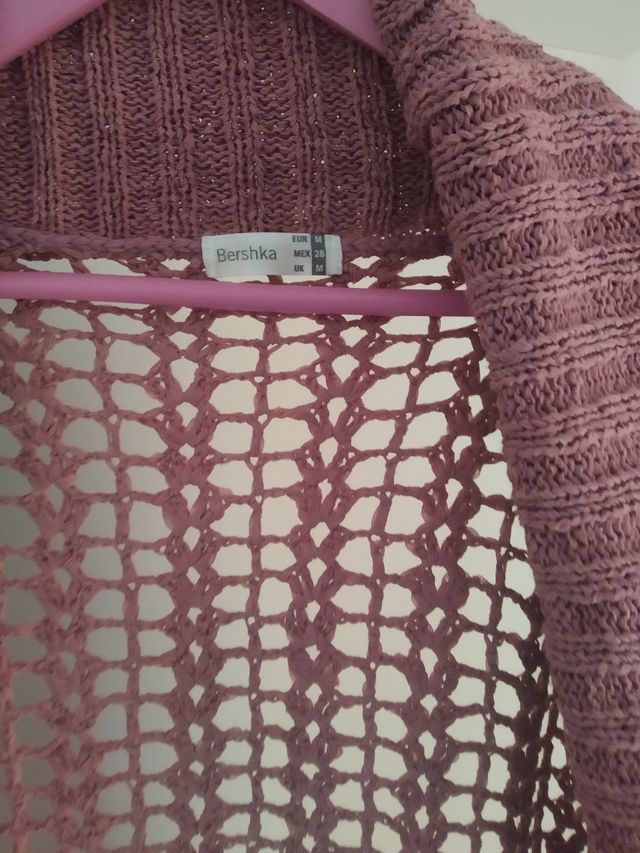 Cardigan calado de punto fino.De Bershka.