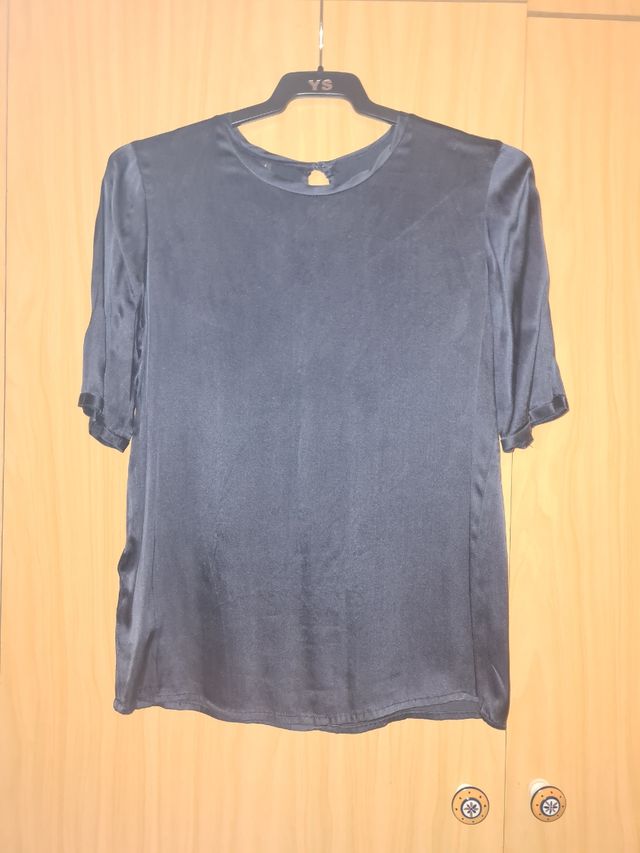 Blusa azul marino satinada 3/4 de Mango