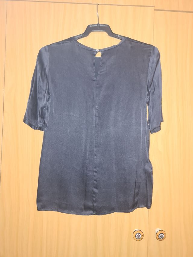 Blusa azul marino satinada 3/4 de Mango