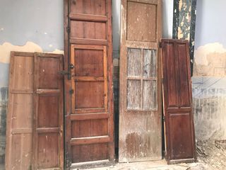 Puertas antiguas de madera de mobila