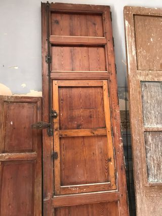 Puertas antiguas de madera de mobila